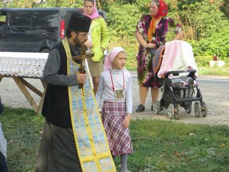 Un prêtre avec sa fille lors d'un pèlerinage (Eglise orthodoxe ukrainienne, patriarcat de Kiev)