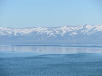 Une barque de pêcheur sur le lac Sevan