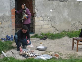Une femme voilée aidant discrètement à l’organisation d’un pique-nique dans un village de l’Azerbaïdjan. A l’instar des normes sociales qui prévalent également en Turquie, les femmes seront absentes lors du repas.