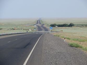 Route au beau milieu du Kazakhstan.