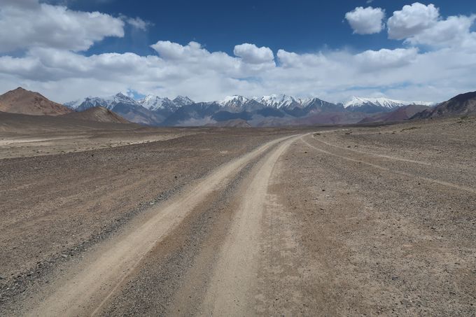 Route du Pamir (Tadjikistan) à environ 4000 mètres d'altitude.