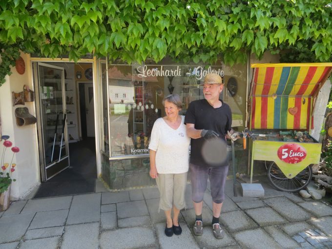 Hans  et Ondina  devant leur magasin