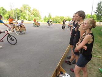 A Cracovie, partie de polo-vélo en version folklorique