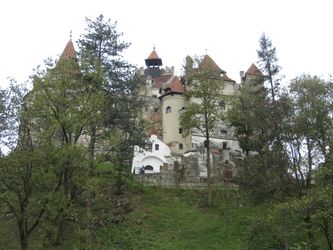 Le château de ... Dracula ... Le village surdéveloppé contraste avec le calme et la sérénité du reste de la région.