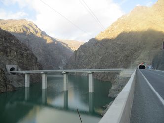 Dans la vallée de plus de 200 kilomètres qui descend d'Erzurum à la mer Noire, les barrages, vallées inondées, ponts et tunnels se succèdent tant sur la route principale que pour rallier les villages avoisinants 