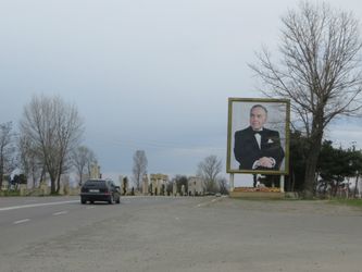De nombreuses photos du même homme sur les routes de l’Azerbaïdjan. Ce n’est pas la photo du président (Ilham Aliyev), ce sont celles de son père (Heydar Aliyev) et ancien président. Là où d’aucun verrait un despote, il faut y discerner une piété filiale à vous mettre la larme à l’œil.