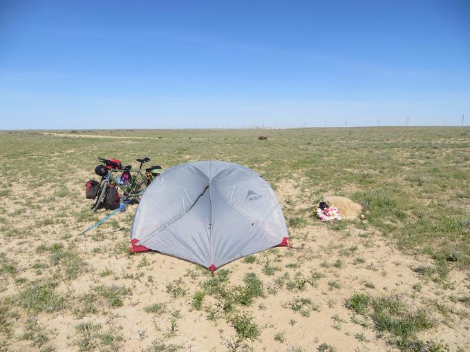 Camping dans les steppes du Kazakhstan. Je dis steppe parce que les kazakhs utilisent ce mot bien qu’il s’agisse d’un abus de langage : la région est trop aride pour être considérée comme une steppe. Elle est classée par le WWF dans l’écorégion des déserts et brousses xériques. 