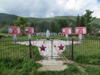 Monuments à la gloire des soldats morts lors de la grande guerre patriotique (1941-1945) dans un petit village de la république d’Altaï. Depuis ces lointaines montagnes, de jeunes hommes sont aussi partis pour combattre le nazisme.