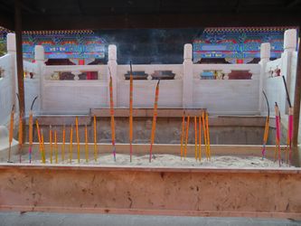 Bâtons d’encens dans un temple bouddhiste.