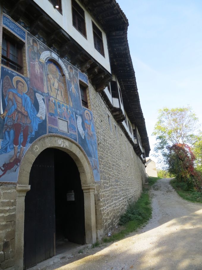 
Monastère perdu au milieu de nulle part en Bulgarie.
