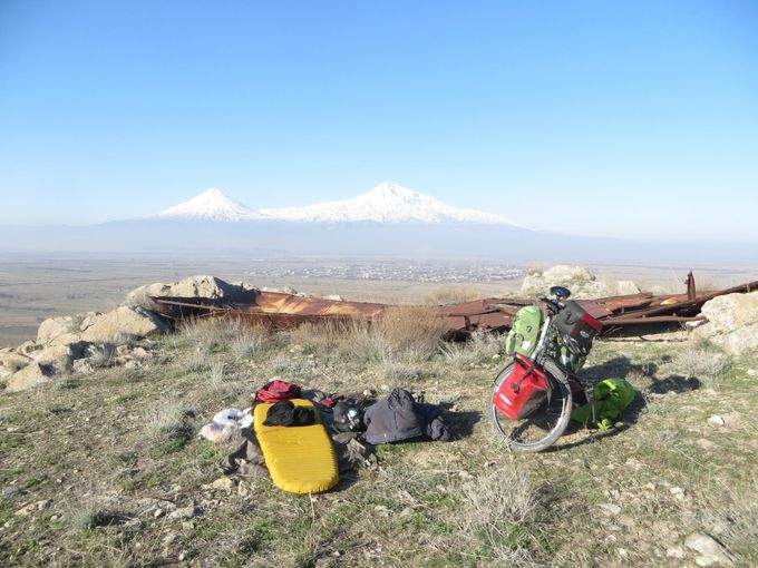 
Seul au monde sur une colline avec vue sur le Mont Ararat (Arménie).
