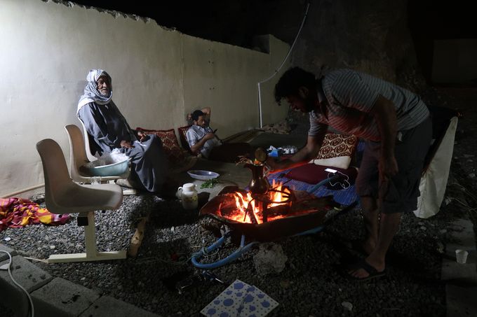 Une soirée au coin du feu avec narguilé, télé installé dans la cour et des voisins qui s'invitent avec un gros passereau pour cadeau (Oman).