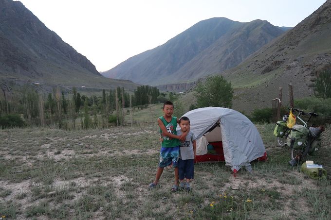 Camping dans les montagnes kirghizes.