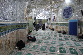 Une mosquée comme tant d'autres en Iran. Les fidèles prient. Quelques hommes viennent juste pour dormir. L'art de la miroiterie est souvent présente dans les lieux de culte.