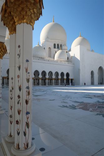 La mosquée Cheikh Zayed d’Abu Dhabi, au contraire de la plupart des édifices du pays, s’inscrit dans la culture émiratie.