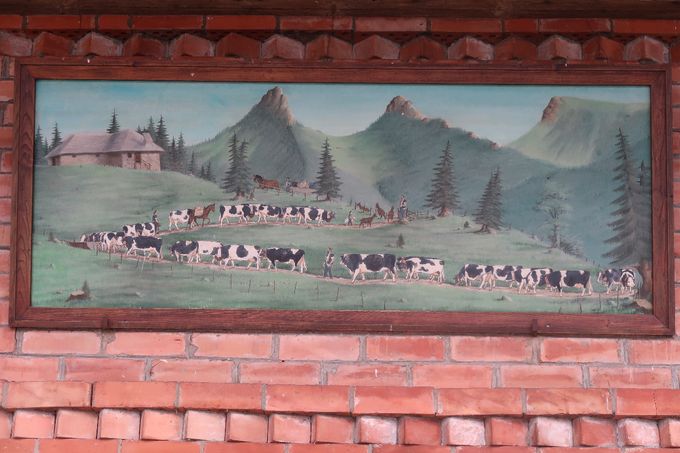 Une poya décorant une ferme du canton de Fribourg. La poya est une peinture de la transhumance.