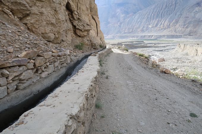 Au Pamir (Tadjikistan), beaucoup de bisses ont été créés pour irriguer la rivière en aval.